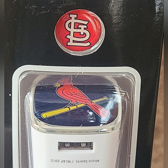 MLB St. Louis Cardinals Dual USB Wall Charger - Picture 2 of 5